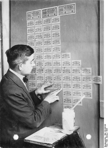 Tapezieren mit wertlosen Banknoten (1923)